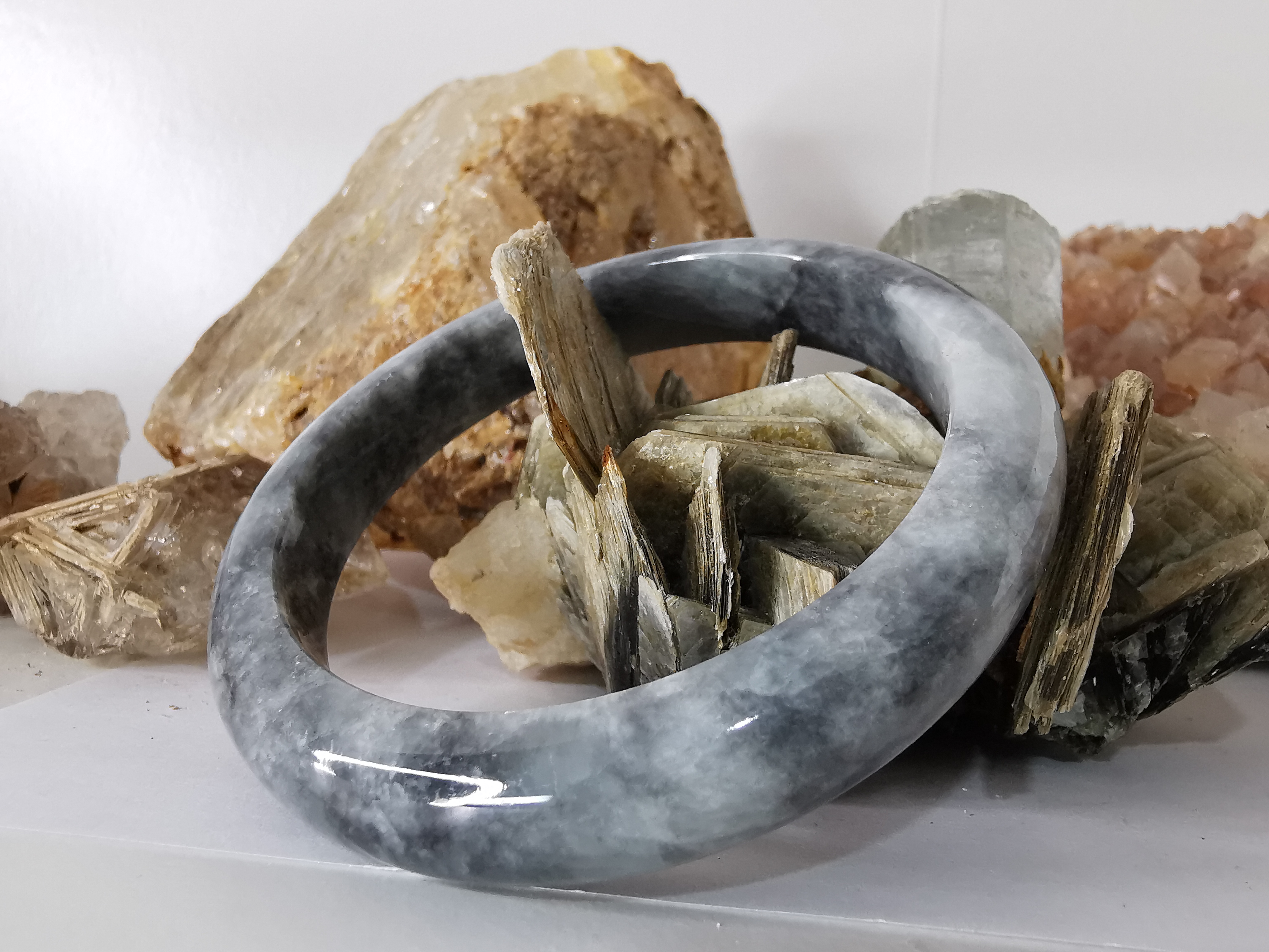 Grey Black Bangle กำไลหยกเจไดต์แท้ Diameter/ เส้นผ่านศูนย์กลางด้านใน 58 mm.