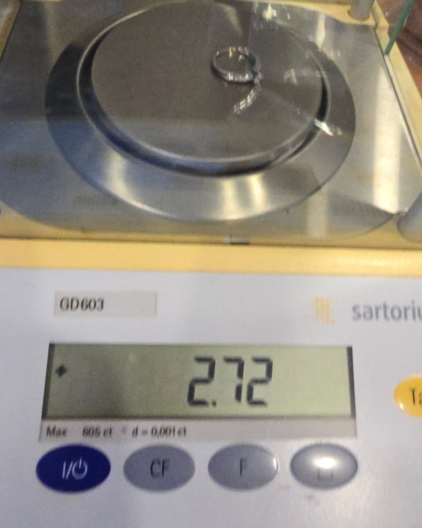 แหวนทองคำขาว 18K เพชรเกสร 23 ตัง 1 เม็ด 2.5 ตัง 8 เม็ด รวม 43 ตัง น้ำ 96-97 ความสะอาด vvs-vs ไซส์ 49 น้ำหนัก 2.72 กรัม ราคา 12,500.-(Net)