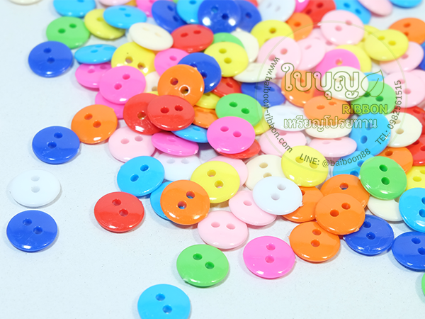 กระดุมจิ๋ว 2 รู สำหรับติดจมูกหมู ขนาด 9 มิล (คละสี 100 ชิ้น)