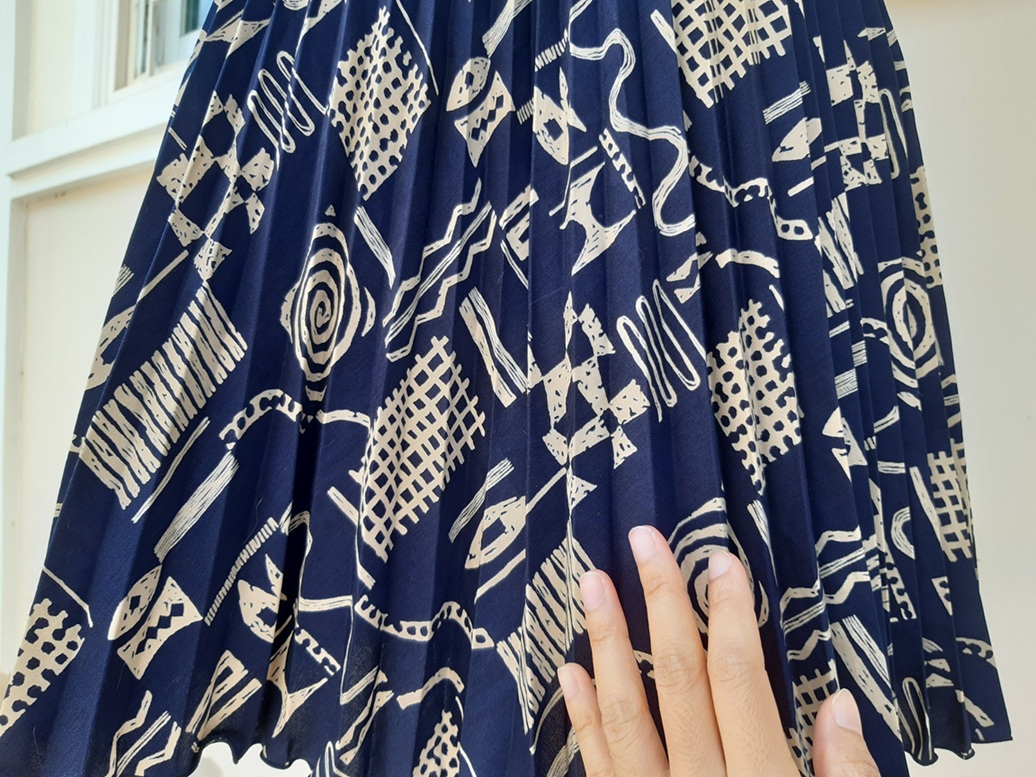 กระโปรงพลีทสั้นสีน้ำเงินเข้มลายกราฟฟิค