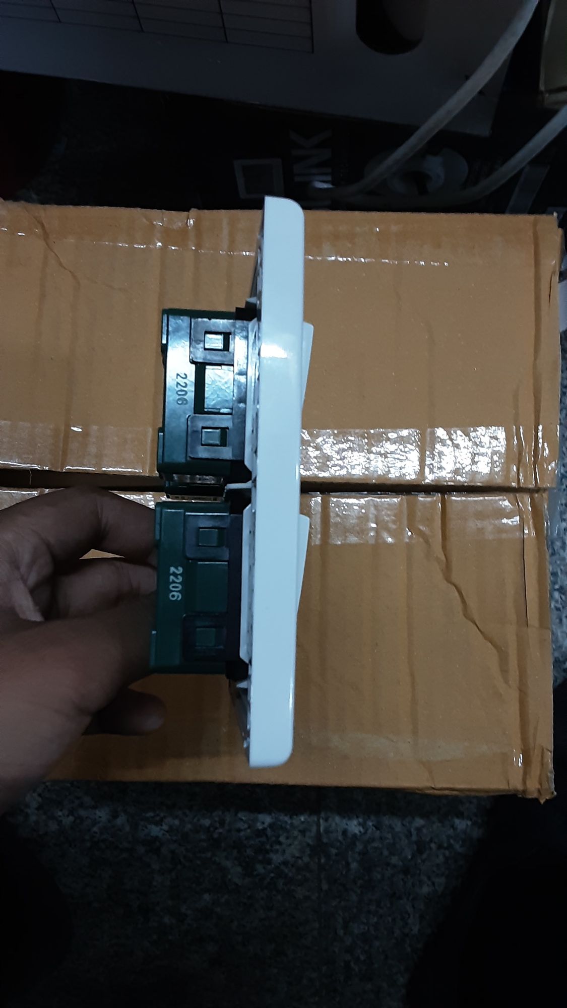 ชุดสวิตซ์ไฟสำเร็จ Panasonic สวิตซ์ 4 ช่อง พร้อมหน้ากาก 4 ช่อง บล็อกลอย4x4 สีขาว