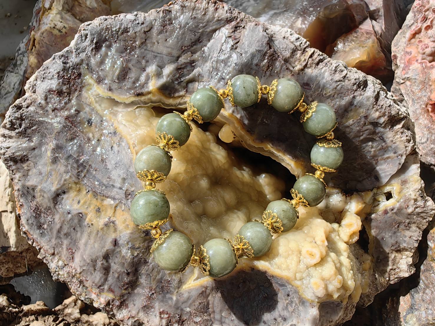 Burmese Jadeite Bracelets (Medium Green) Round 10 mm. Flower Gold Plated กำไลข้อมือหยกพม่า เขียวกลาง กลม 10 mm. คั่นดอกไม้ทอง Free Size