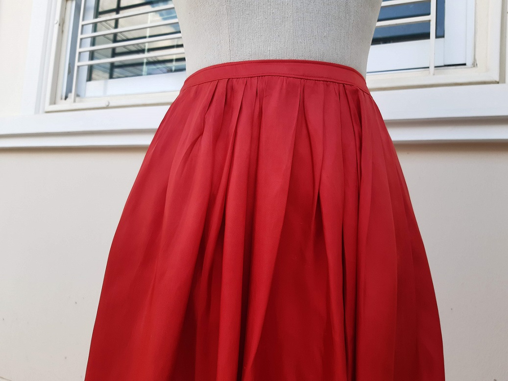 กระโปรงบานสีแดงแอปเปิ้ล ผ้าลื่นพริ้วสวยๆ