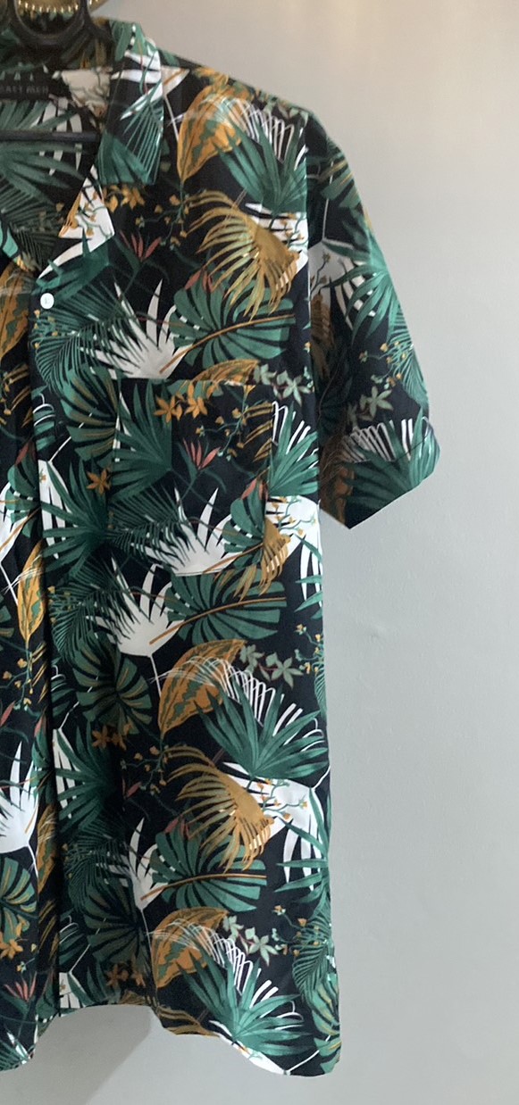 G 230021 เสื้อเชิ้ตฮาวายลายใบไม้สีเขียว X=ACT MEN ราคาเช่า 55 บาท ต่อ 1 วัน