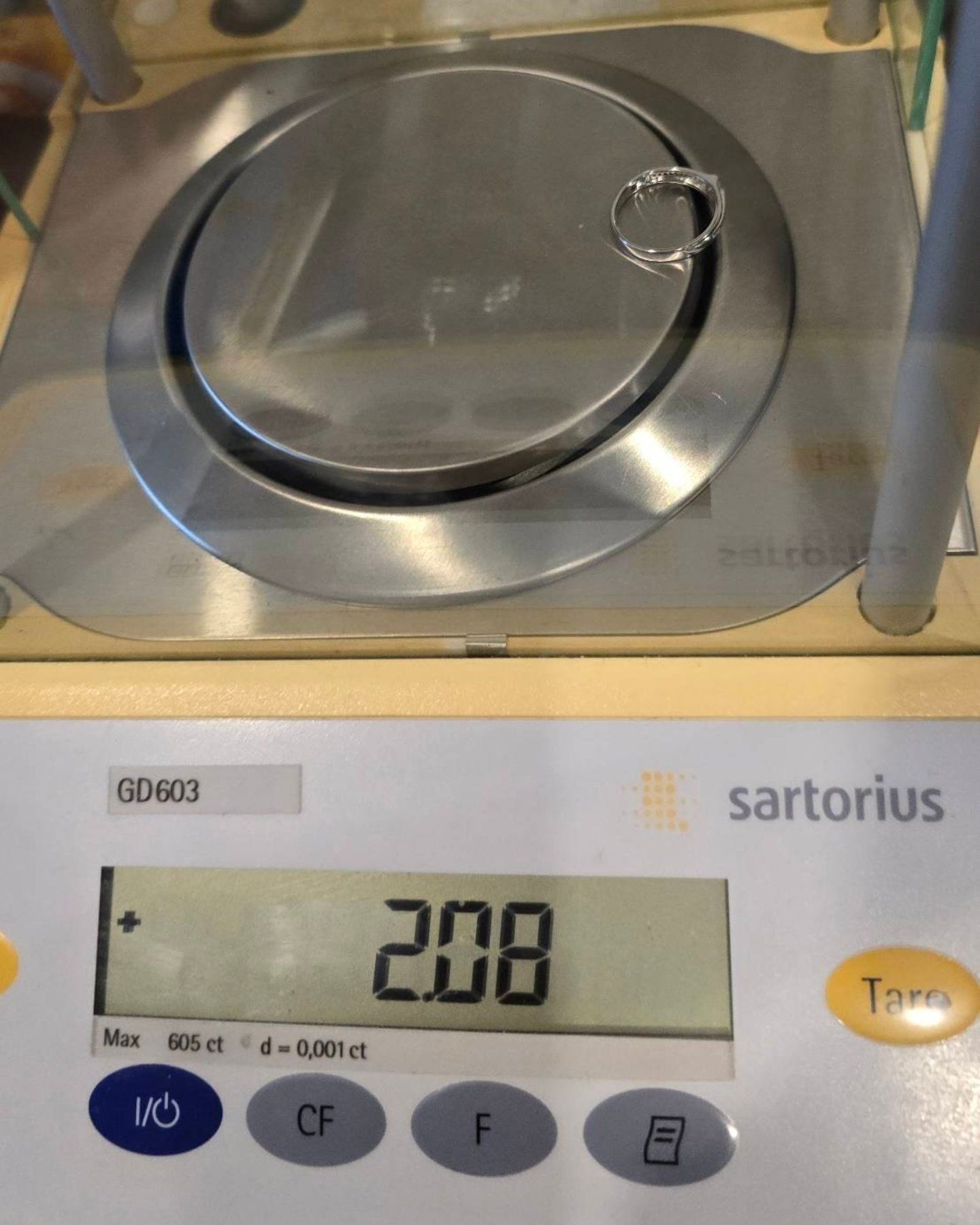 🚫ปิดการขาย(SoIdOut)🚫 แหวนทองคำขาว 18K เพชรเกสร 5.4 ตัง 1 เม็ด 0.26 ตัง 20 เม็ด รวม 10.6 ตัง น้ำ 98-100 ความสะอาด if-vvs งาน Hongkong ไซส์ 51 น้ำหนัก 2.08 กรัม ราคา 6,250.-(Net)