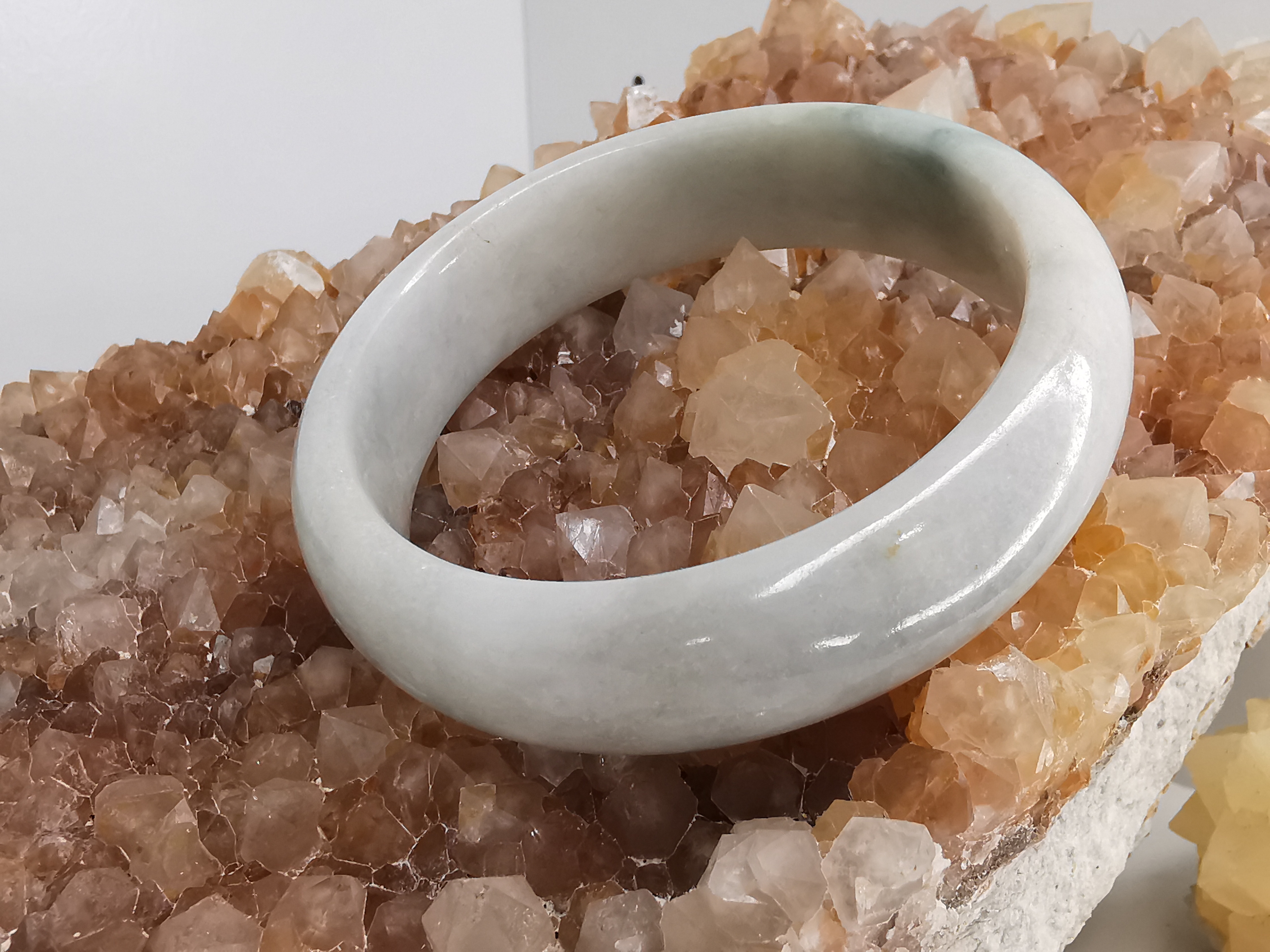 White Green Jade Bangle กำไลหยกเจไดต์แท้ Diameter/ เส้นผ่านศูนย์กลางด้านใน 56 mm.