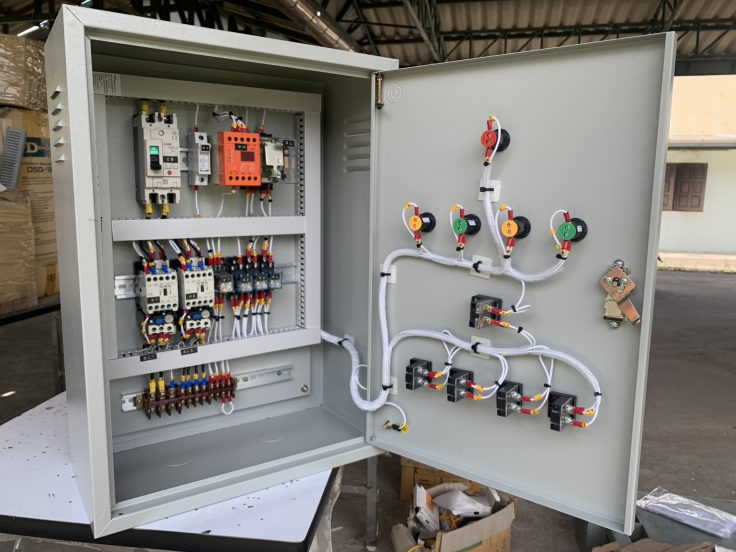 ตู้ควบคุมปั๊มน้ำ 2 HP 220V สลับกันทำงาน ใช้กับลูกลอยไฟฟ้า220V