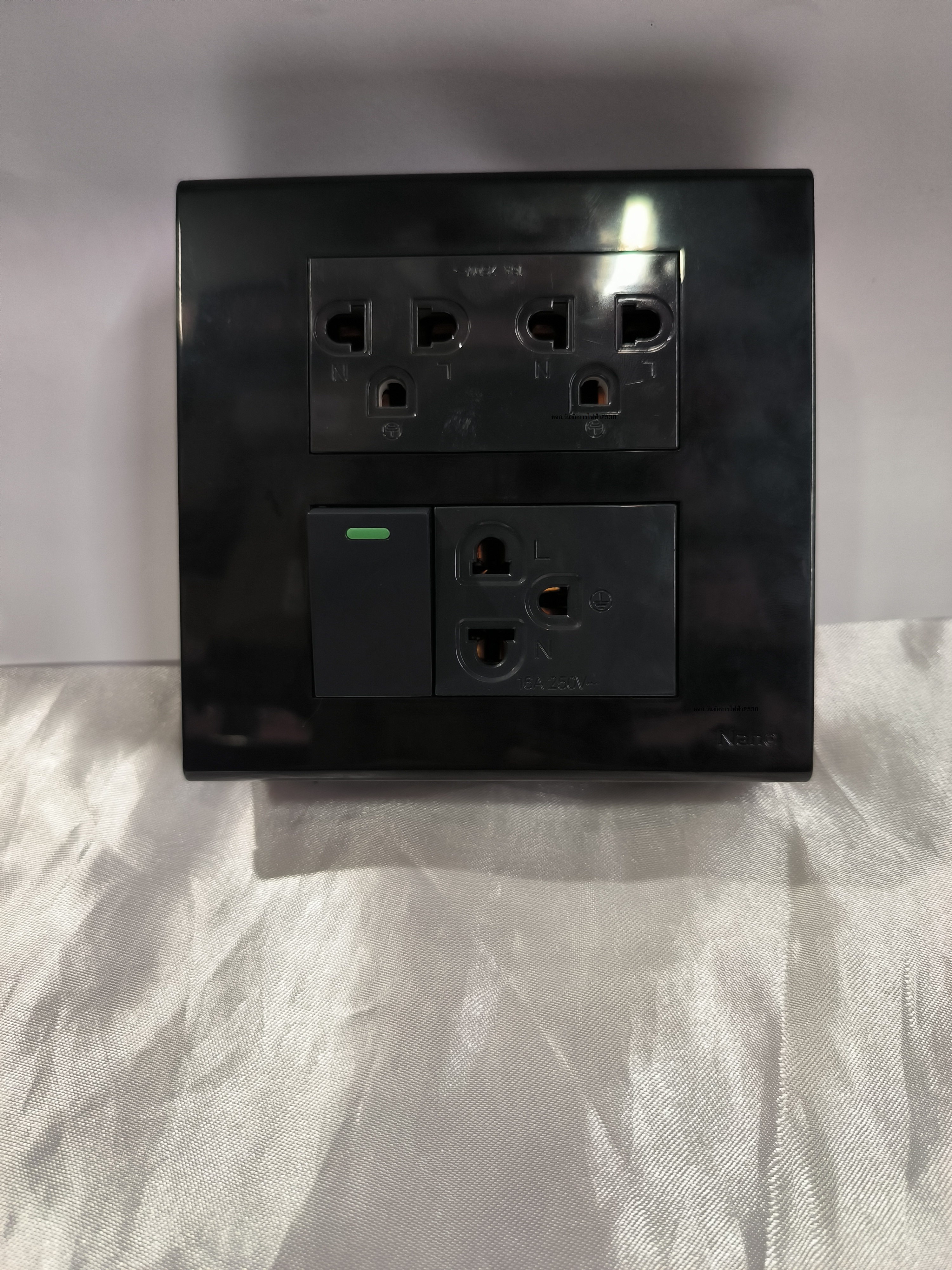 Nano ชุดปลั้กไฟสี3 กราว์ลงดิน ครบชุด ชุดสวิตซ์ ปลั๊ก 4X4 กราวคู่ 1กราวเดี่ยว1 สวิตซ์1 สีดำ BLACK