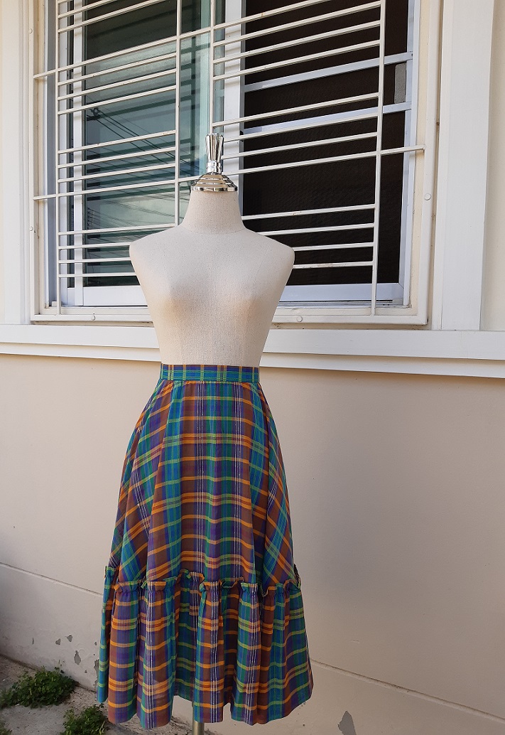 กระโปรงลายสก๊อตสีสดใส