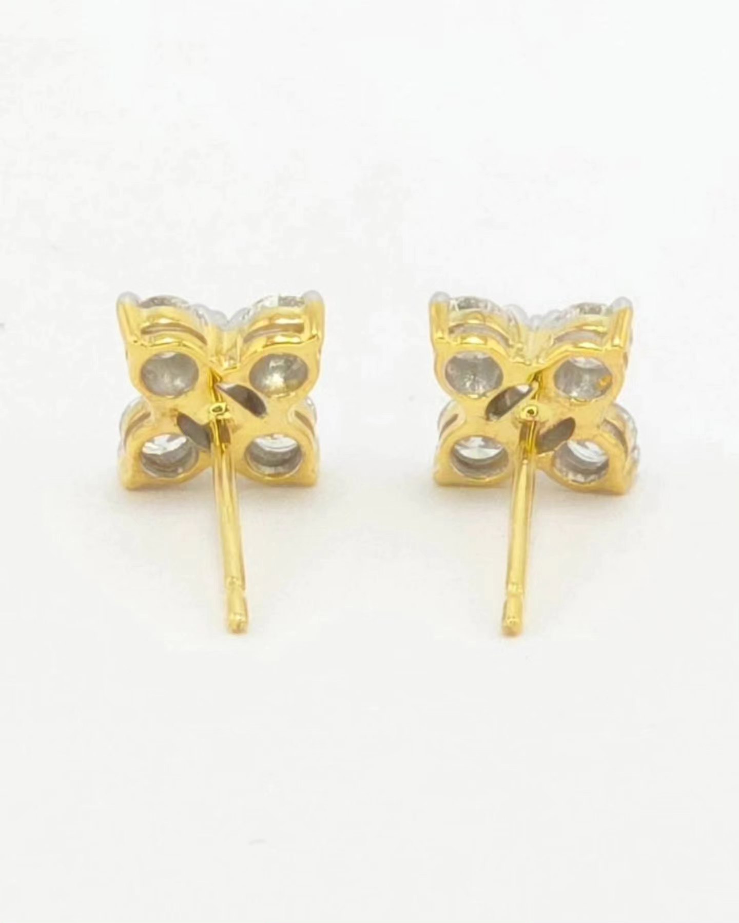 ต่างหูทองคำ 18K เพชรเกสร 13 ตัง 2 เม็ด 10 ตัง 8 เม็ด รวม 1.06 กะรัต น้ำ 97-100 ความสะอาด vvs หน้ากว้าง 10.8×10.8 มิล น้ำหนัก 3.35 กรัม ราคา 24,500.-(Net)