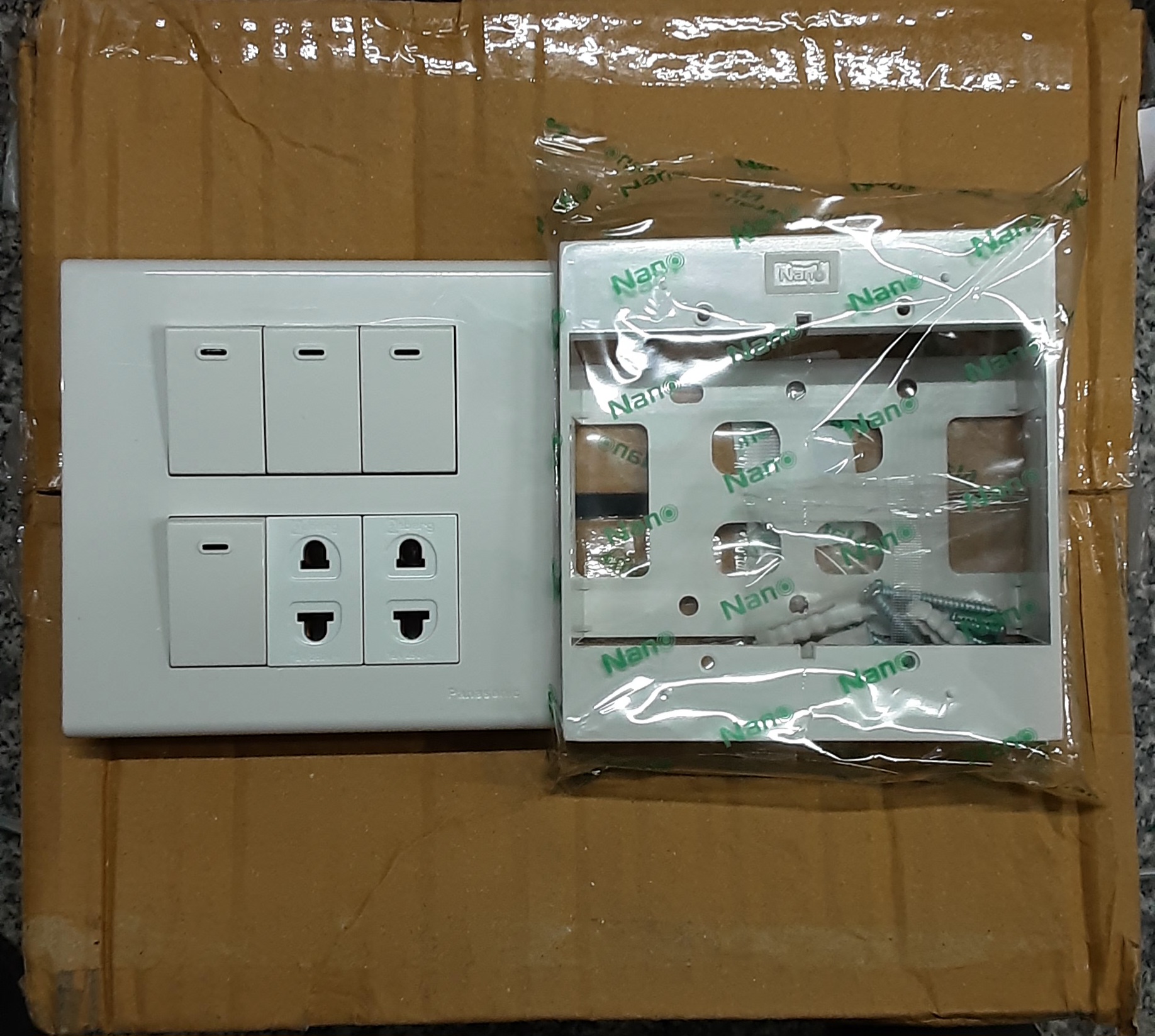 พานาโซนิค ชุดสวิตซ์ไฟสำเร็จ Panasonic เต้ารับเดียว 2 ช่อง สวิตซ์ 4 ช่อง พร้อมหน้ากาก 6 ช่อง บล็อกลอย4x4 สีขาว