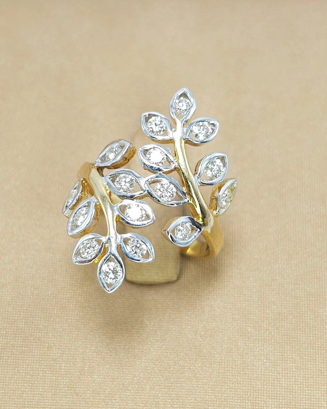 🚫ปิดการขาย(SoIdOut)🚫 แหวนทองคำ 18K เพชรเกสร 4 ตัง 16 เม็ด รวม 64 ตัง น้ำ 95-96 ความสะอาด vvs-vs หน้ากว้าง 22 มิล ไซส์ 50 น้ำหนัก 3.67 กรัม ราคา 11,500.-(Net)