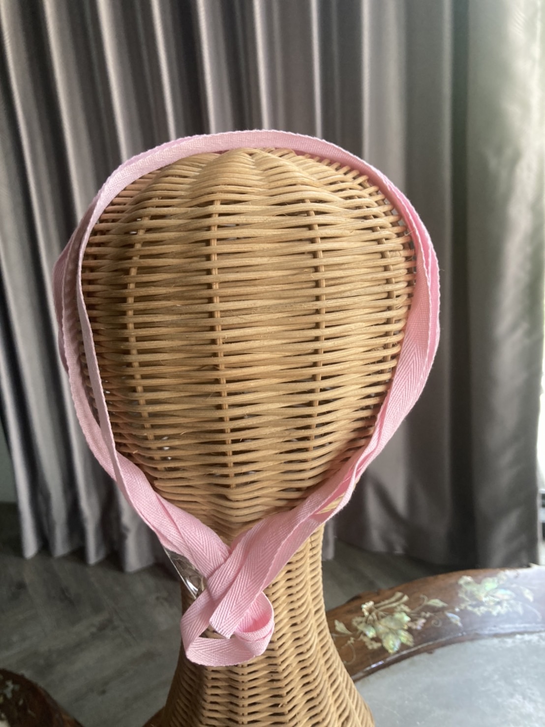 G 210158 ริบบิ้นสีชมพูประดับผม ราคาเช่า 30 บาท ต่อ 1 วัน