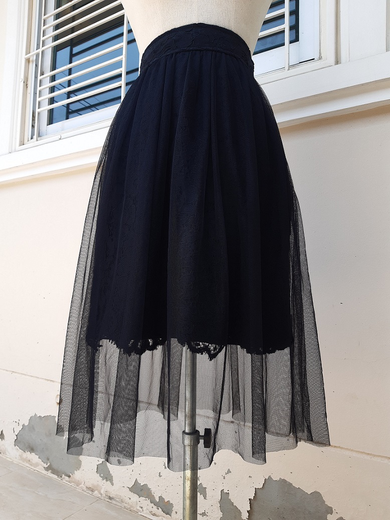 กระโปรงสั้นผ้าลูกไม้ คลุมผ้าตาข่ายสีดำ