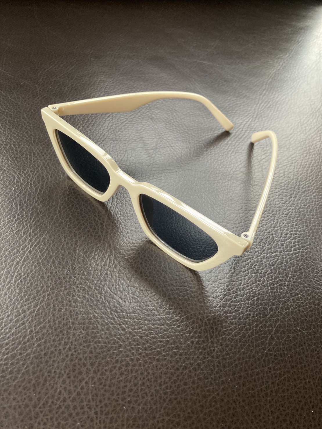 G 220656 แว่นคากันแดดกรอบสีครีม ราคาเช่า 30 บาท ต่อ 1 วัน