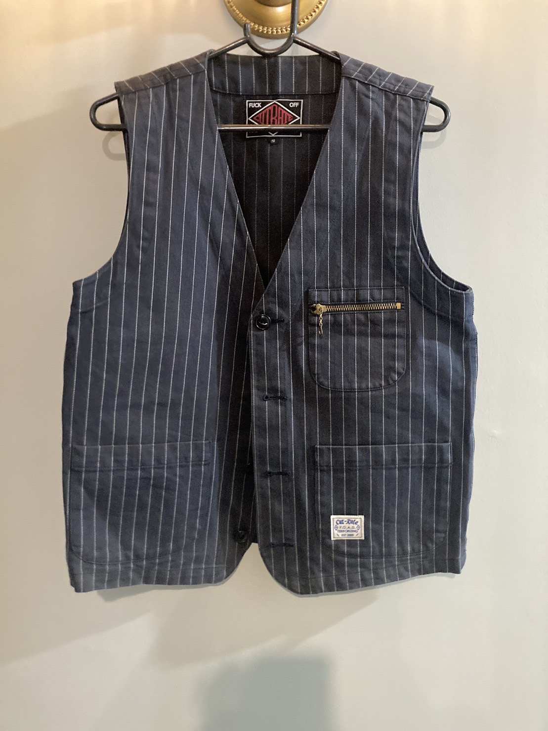 G 230027 เสื้อกั๊กสีกรมลายเส้นขาว FUCK OFF ราคาเช่า 50 บาท ต่อ 1 วัน