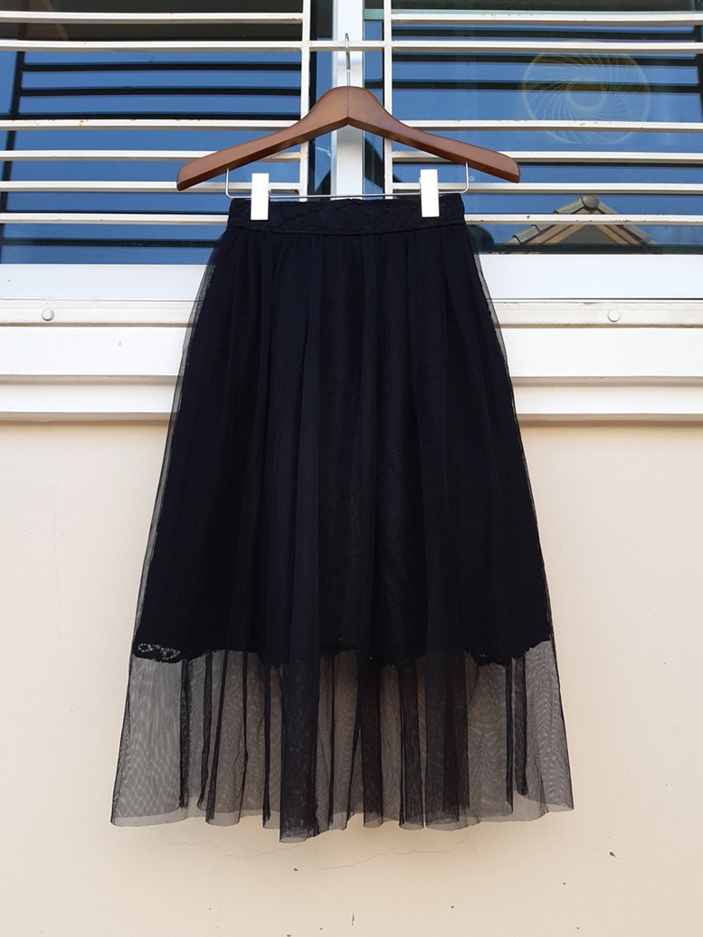 กระโปรงสั้นผ้าลูกไม้ คลุมผ้าตาข่ายสีดำ