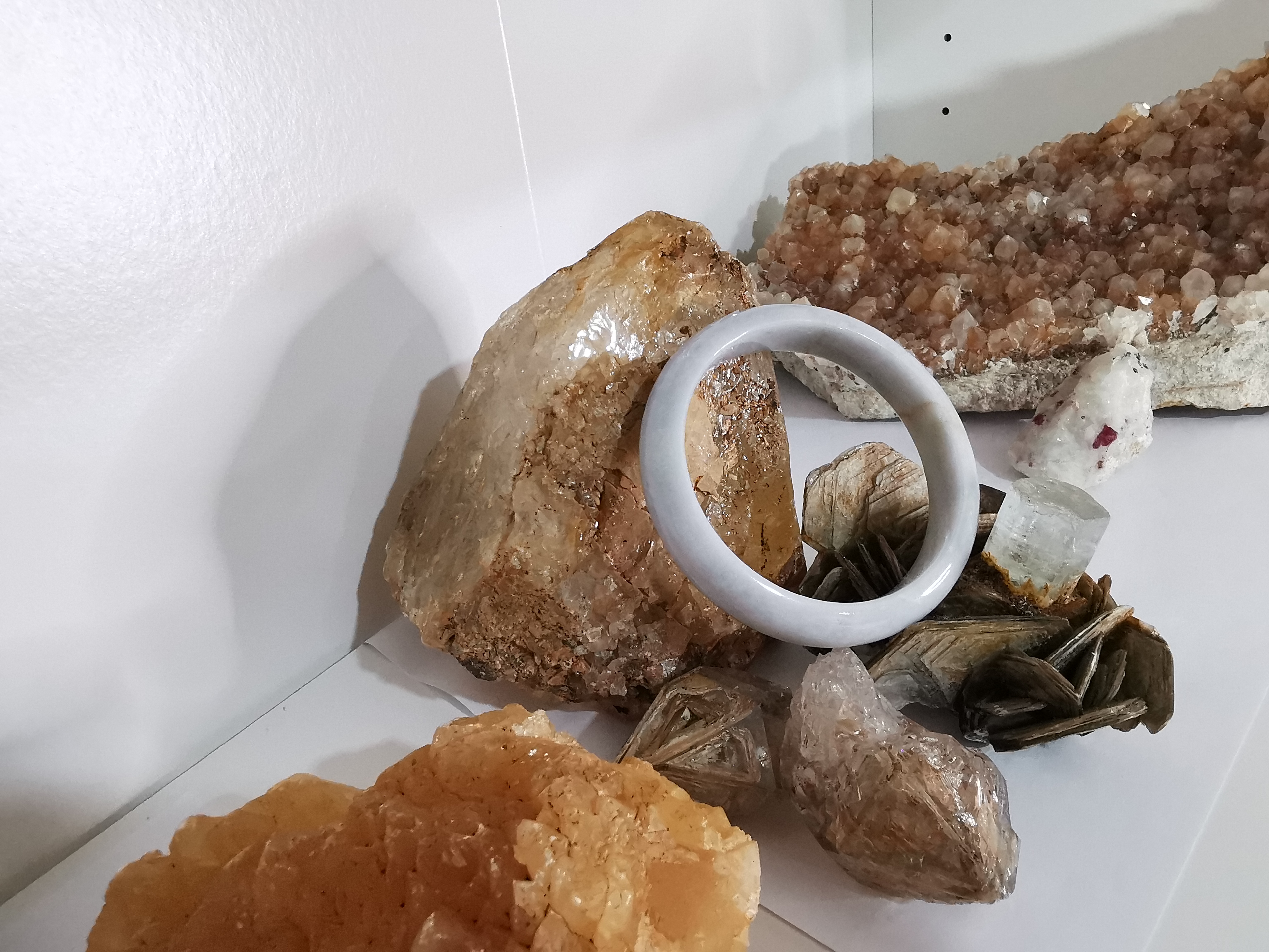 White Green Bangle กำไลหยกเจไดต์ Diameter/ เส้นผ่านศูนย์กลางด้านใน 63 mm.