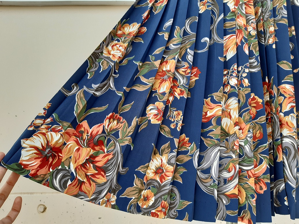 กระโปรงพลีทวินเทจลายดอกสีฟ้าน้ำเงิน