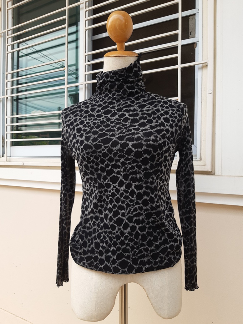 เสื้อผ้ายืดแขนยาวลายเสือสีดำ คอปีน ช่วงแขนเป็นผ้าซีทรู