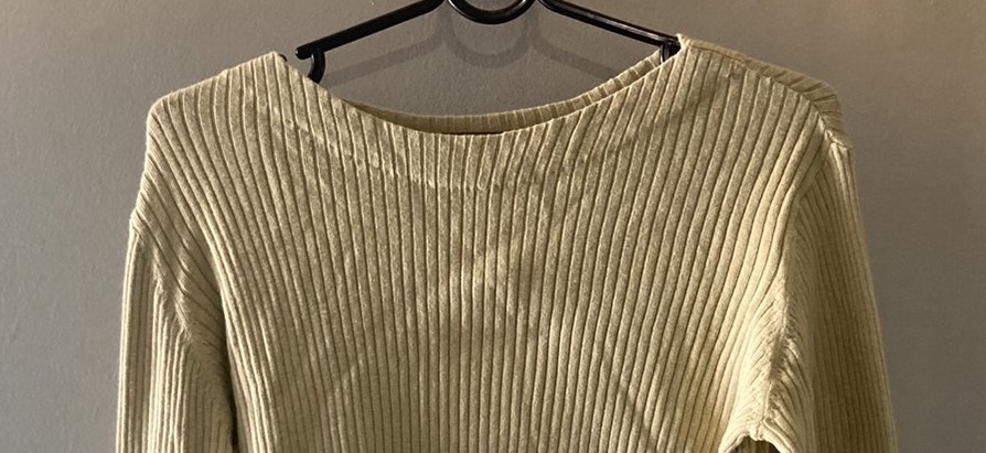 G 210214 เสื้อนิตติ้งแขนยาวสีครีม ราคาเช่า 30 บาท ต่อ 1 วัน