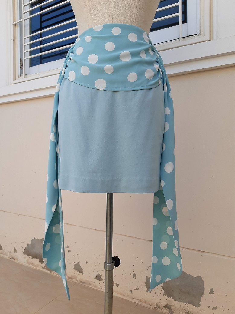 กระโปรงสั้นผ้ายืดสีฟ้า แต่งผ้าผูกโบว์ลายจุด