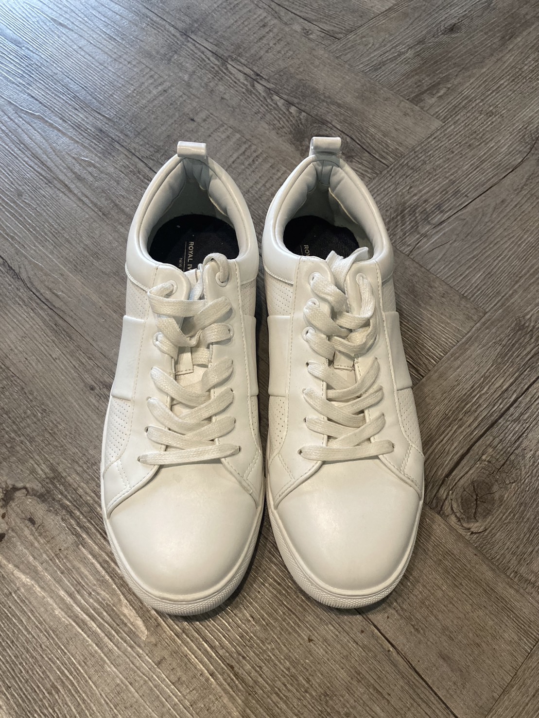 G 220690 รองเท้าผ้าใบสีขาว ราคาเช่า 50 บาท ต่อ 1 วัน