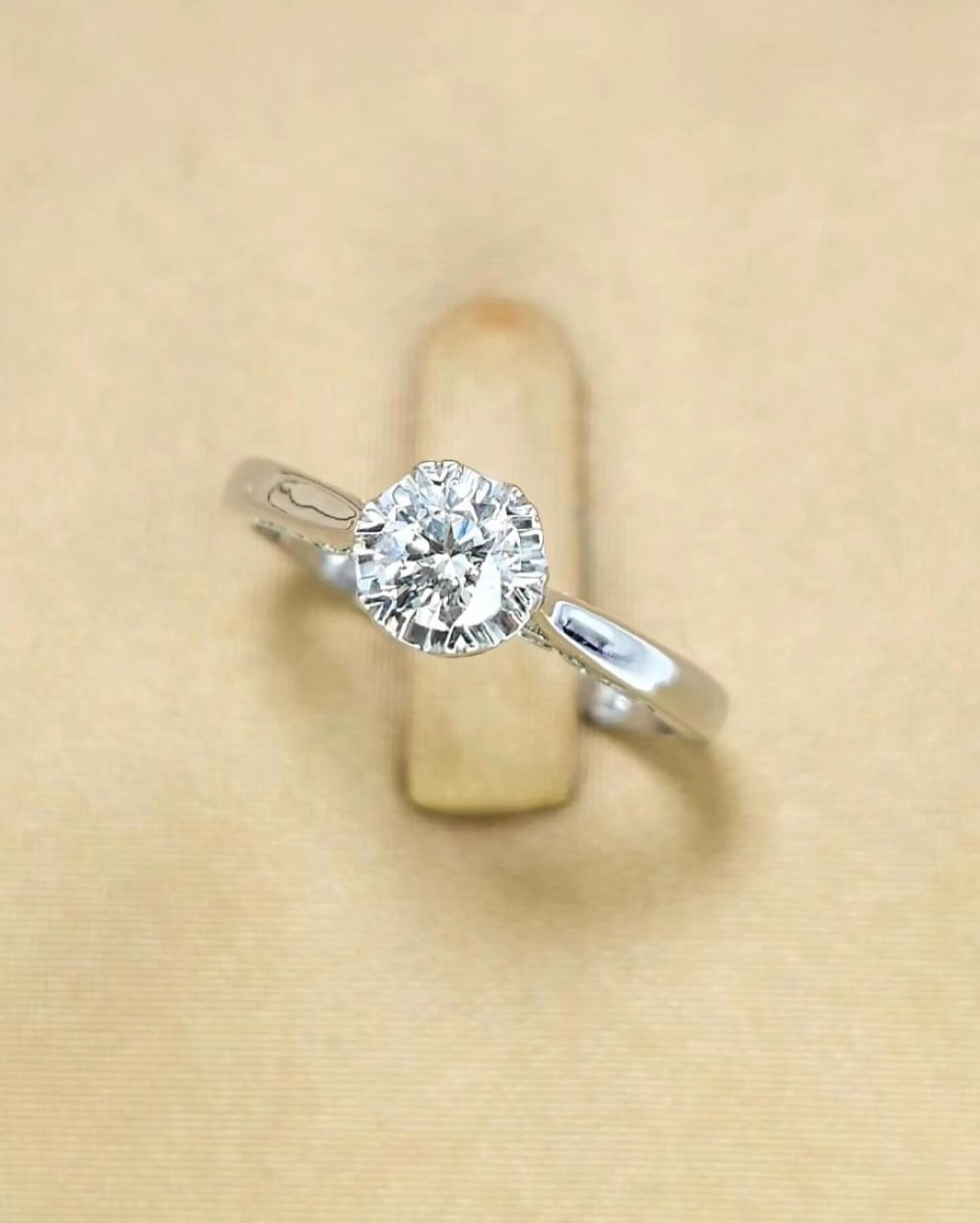 🚫ปิดการขาย(SoIdOut)🚫แหวนทองคำขาว 18K เพชรเกสร 34 ตัง 1 เม็ด น้ำ 100(D) VVS2 3 Excellent GIA: 1269949832 ใบสำเนา ฝังเพชรด้านใต้ 1.5 ตัง 2 เม็ด รวม 3 ตัง น้ำ 98-100 ความสะอาด vvs ไซส์ 52 น้ำหนัก 3.29 กรัม ราคา 24700.-(Net)