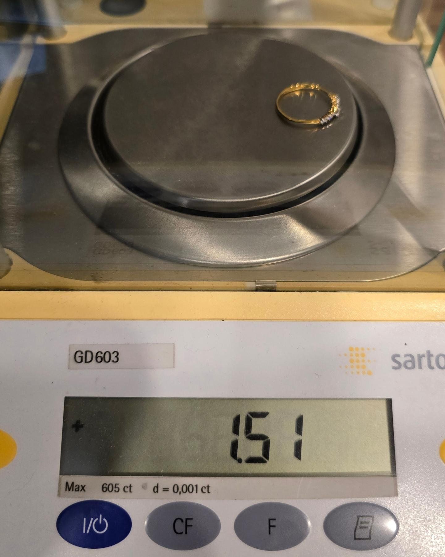 🚫ปิดการขาย(SoIdOut)🚫แหวนทองคำ 18K เพชรเกสร 10 ตัง 1 เม็ด 1.35 ตัง 8 เม็ด รวม 20.8 ตัง น้ำ 95-96 ความสะอาด vs2 ไซส์ 57 น้ำหนัก 1.51 กรัม ราคา 6,200.-(Net)