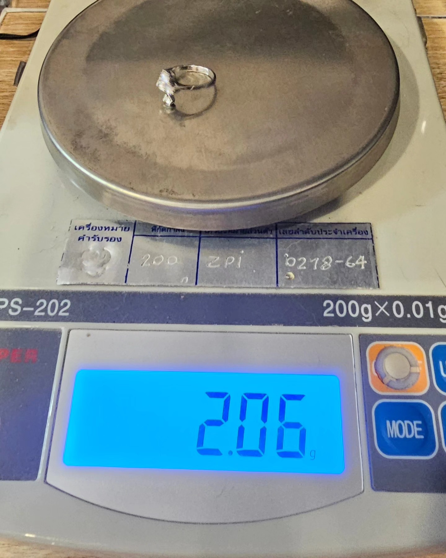 แหวนทองคำขาว 14K เพชรเกสร 15 ตัง 3 เม็ด 7 ตัง 1 เม็ด รวม 52 ตัง น้ำ 94-95 ความสะอาด vs-si ไซส์ 45.5 น้ำหนัก 2.06 กรัม ราคา 7700.-(Net)