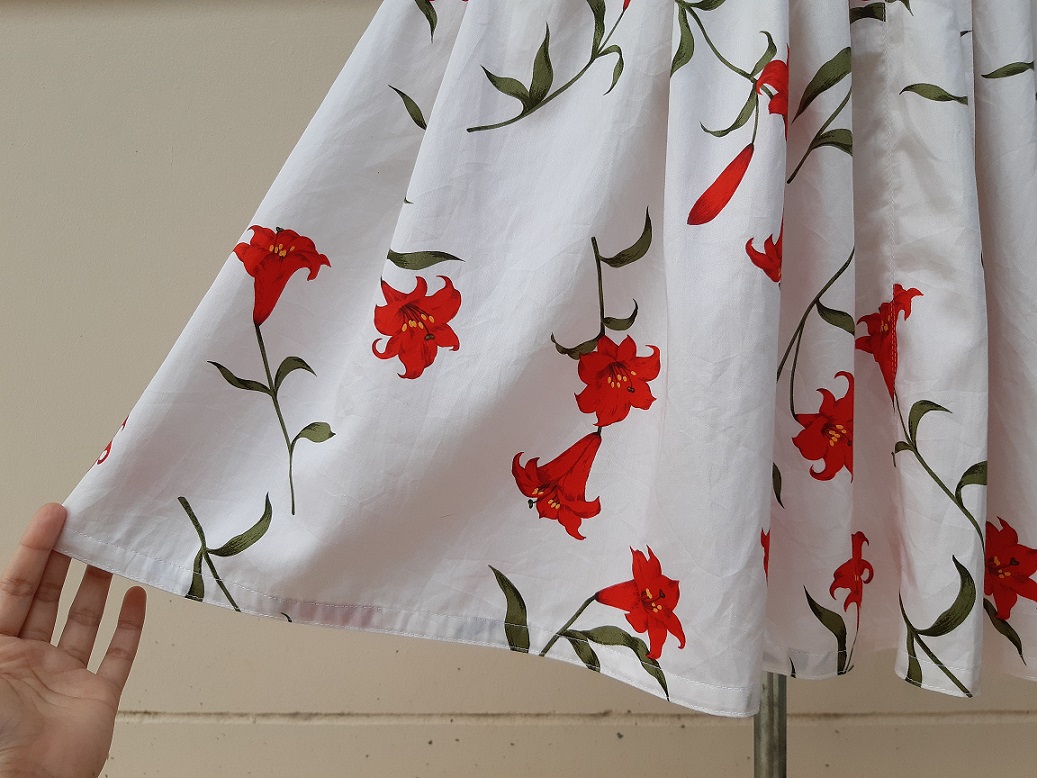 กระโปรงสีขาวลายดอกไม้สีแดงแสด