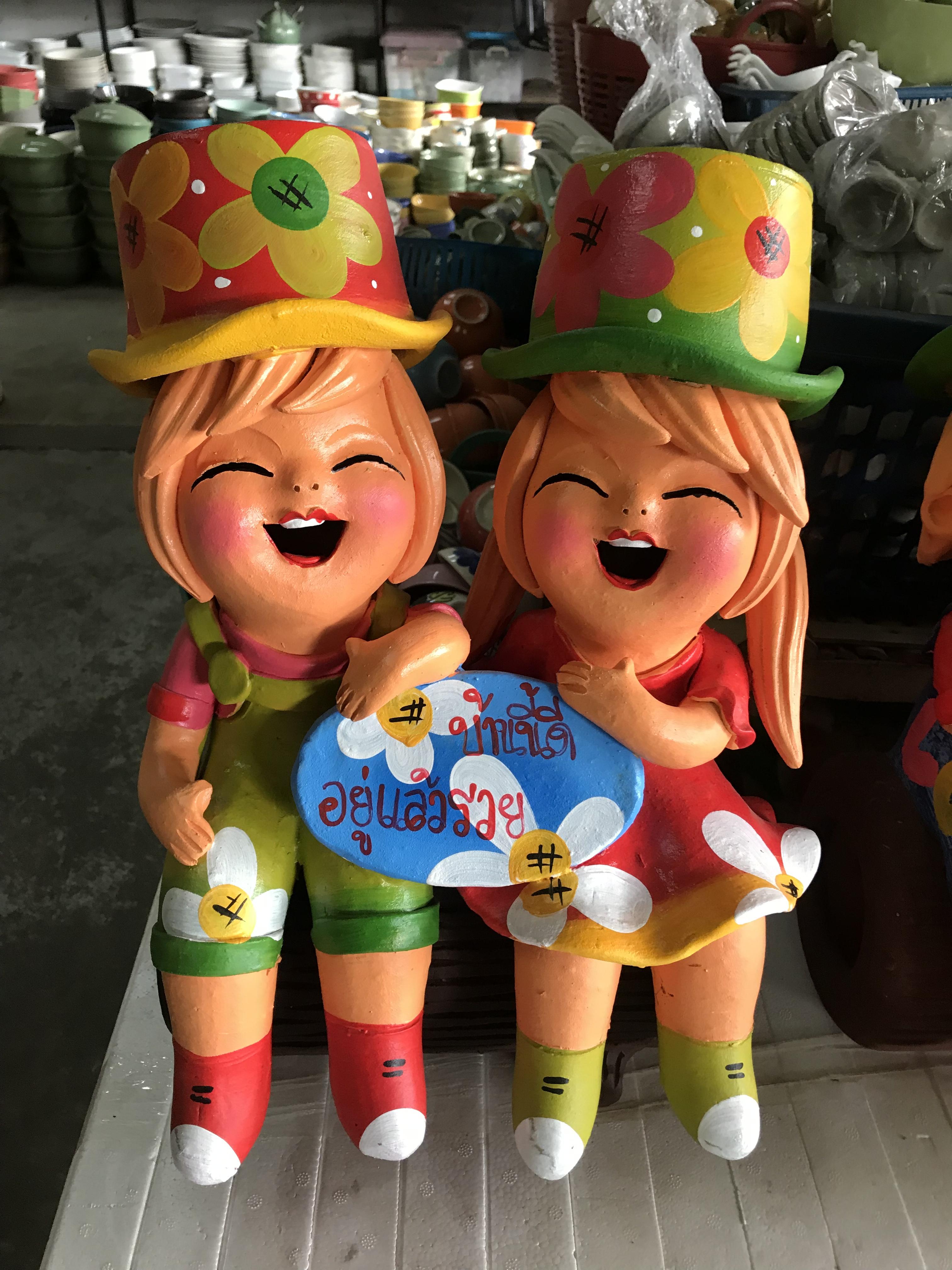 ตุ๊กตาดินเด็กคู่นั่งขอนไม้ใหญ่