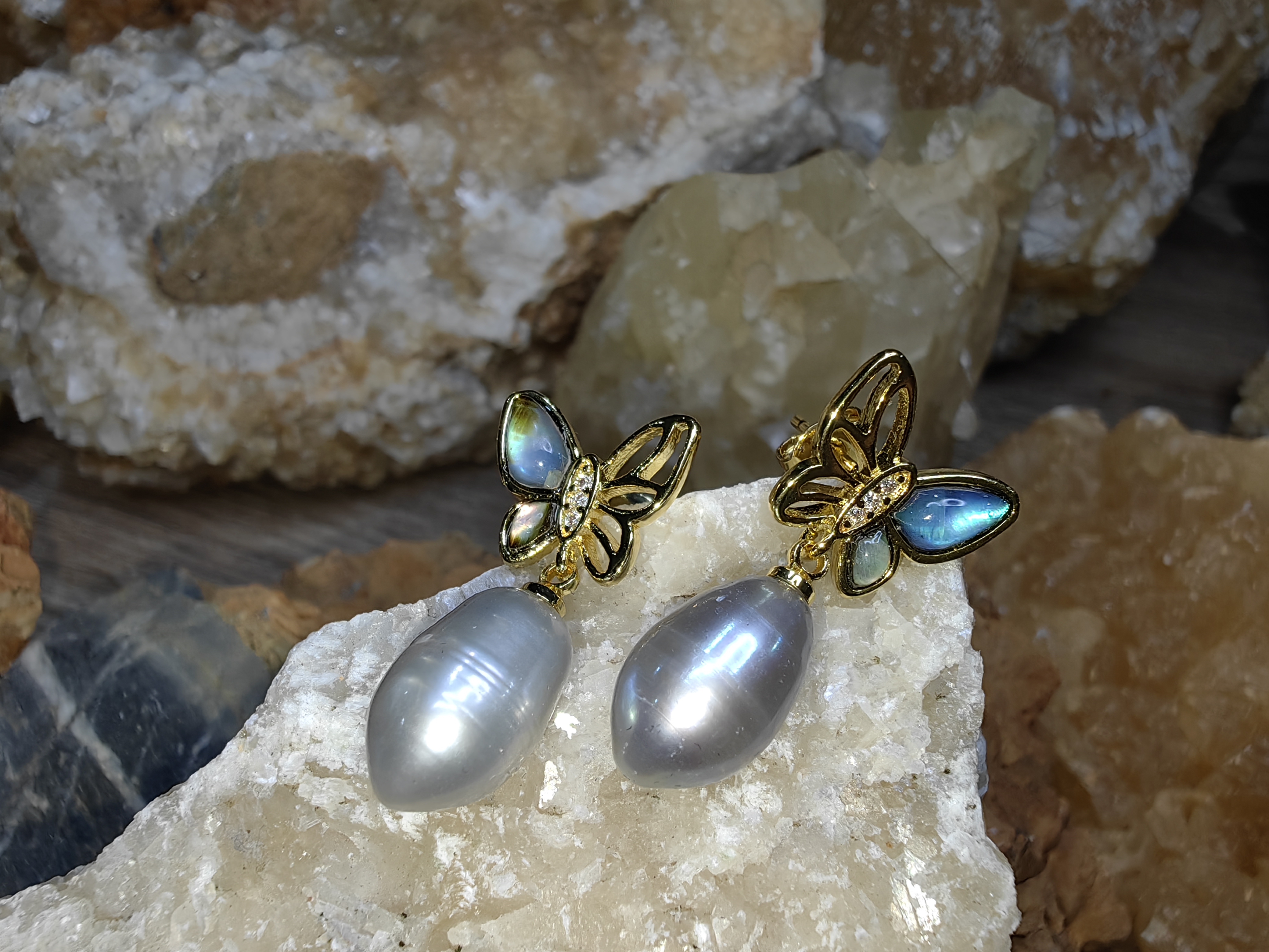 ต่างหูไข่มุกเลี้ยงธรรมชาติ เปลือกหอย เพชรสวิส Natural Cultured Pearl Mother of Pearl Swiss Diamond Earrings