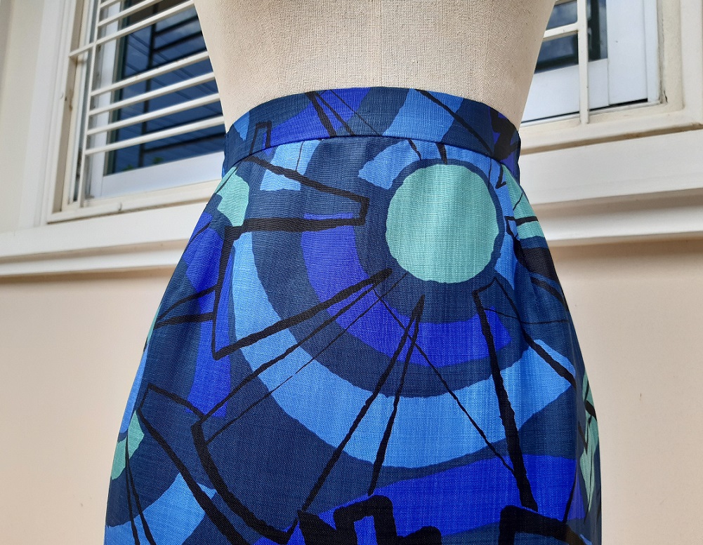 กระโปรงวินเทจทรงเอลายกราฟฟิคสีน้ำเงิน-เขียวมิ้นต์