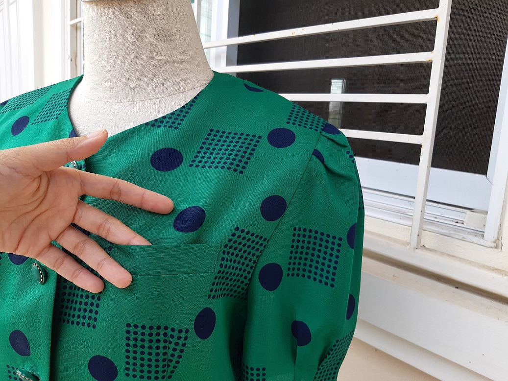 เสื้อวินเทจสีเขียวลายจุดสีกรมท่า