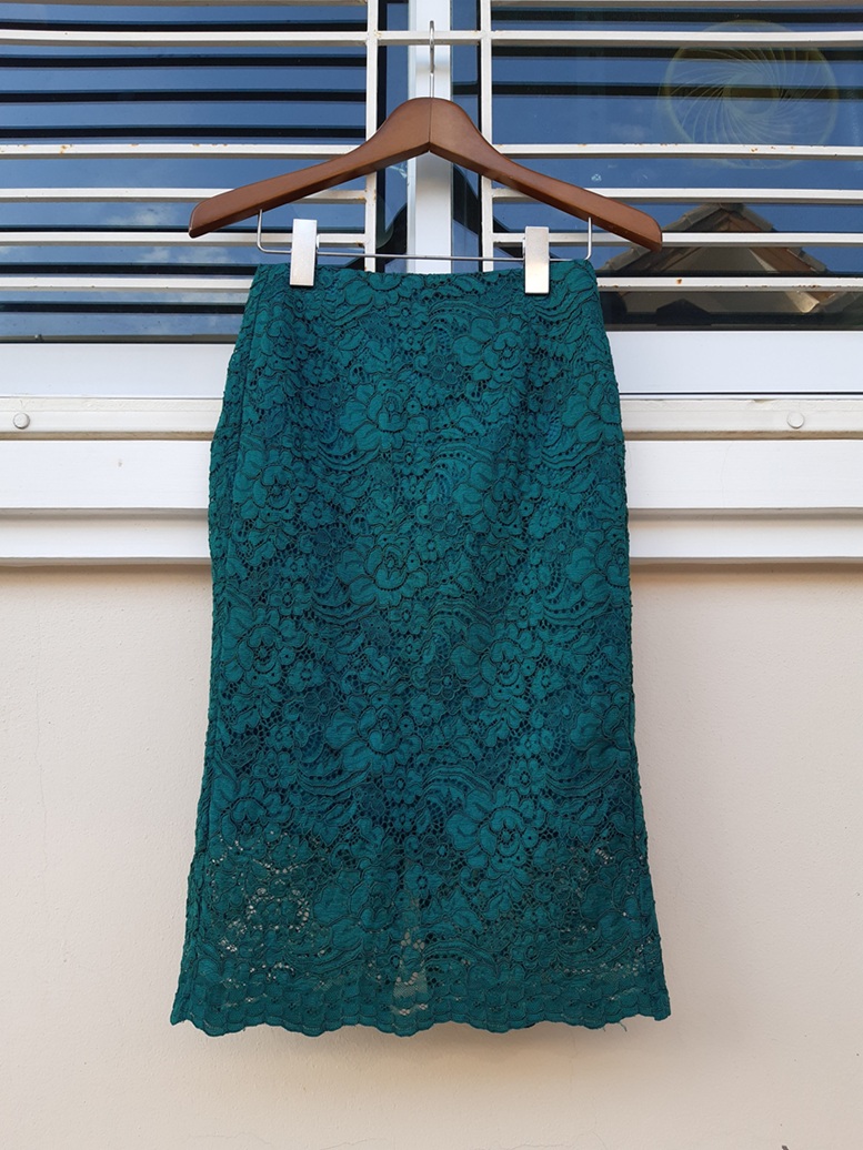 กระโปรงลูกไม้สีเขียวทรงเอ แบรนด์ GU