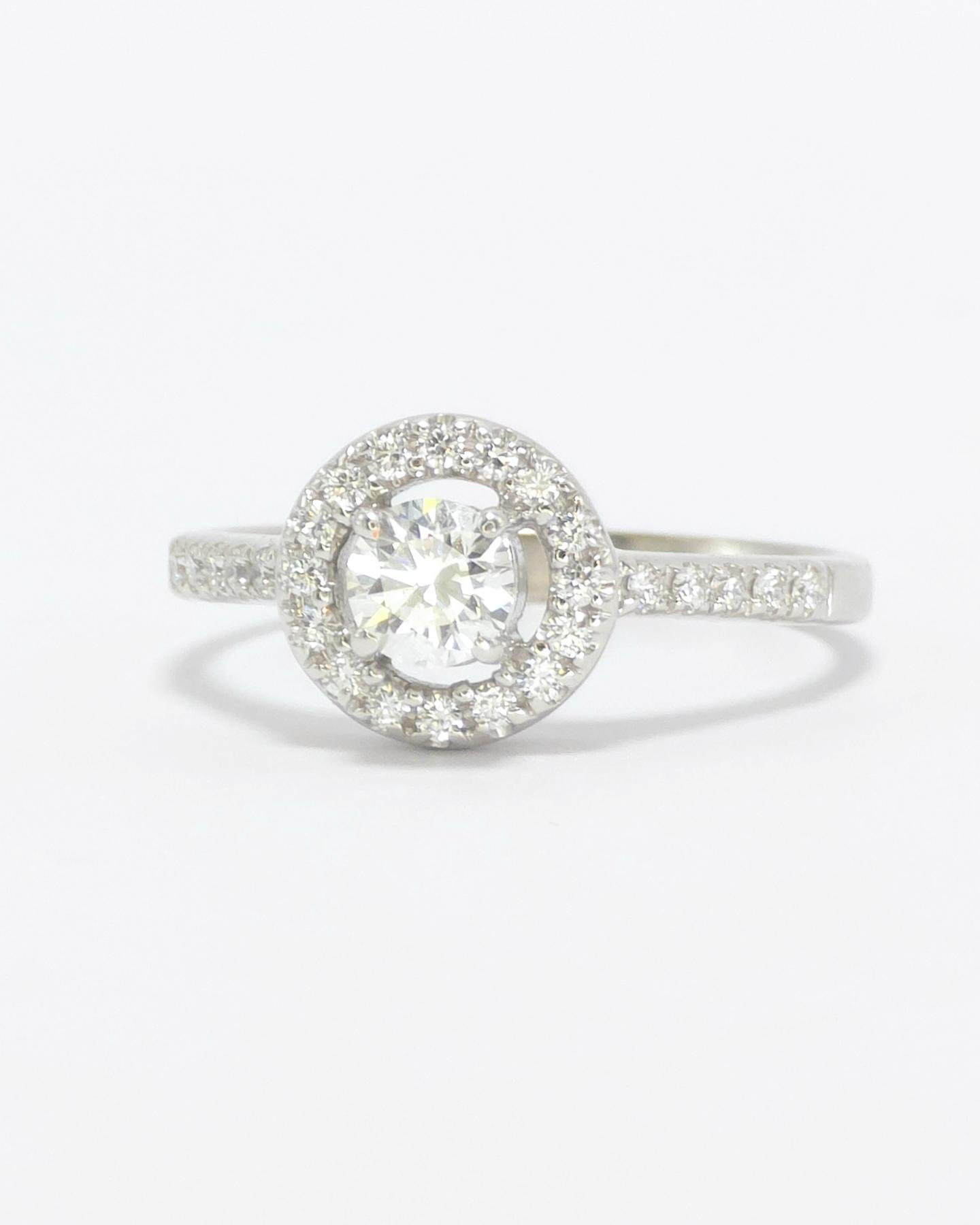 🚫ปิดการขาย(SoIdOut)🚫แหวนทองคำขาว 18K เพชรเกสร 33 ตัง 1 เม็ด น้ำ 100(D) VS1 3 EXCELLENT GIA: 6355633079 ใบสำเนา ล้อมเพชรเกสร 1 ตัง 26 เม็ด น้ำ 98-100 ความสะอาด vvs ไซส์ 52 น้ำหนัก 2.84 กรัม ราคา 24,500.-(Net)