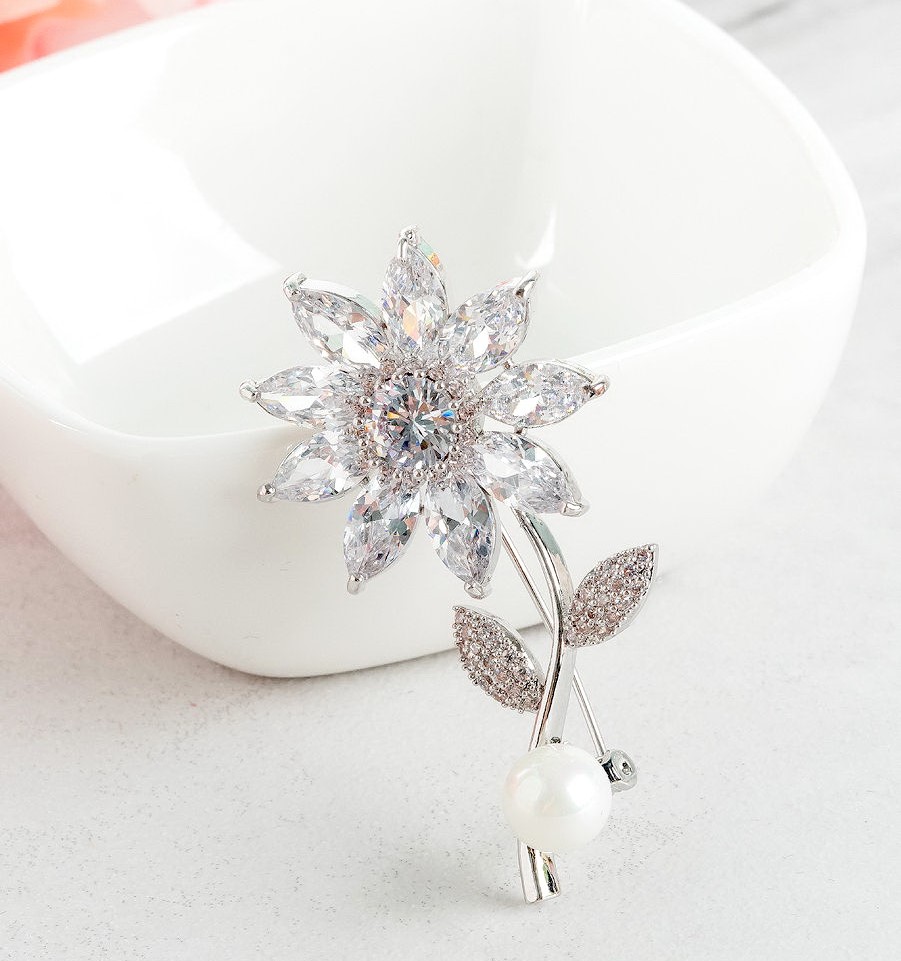 DIAMOND PEARL BROOCH 18K WHITE GOLD เข็มกลัดเพชร ไข่มุก ทอง 18K Pre-order