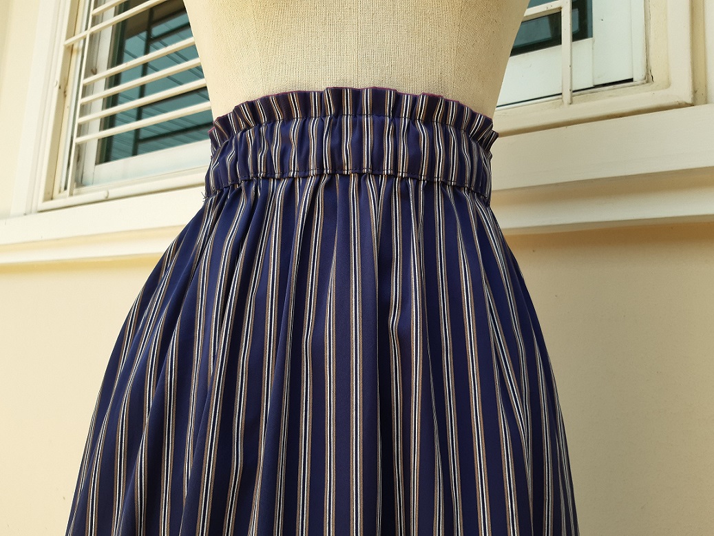 กระโปรงบานทรงเอ ใส่ได้ 2 ด้าน สีม่วง กับ สีกรมท่าลายทาง