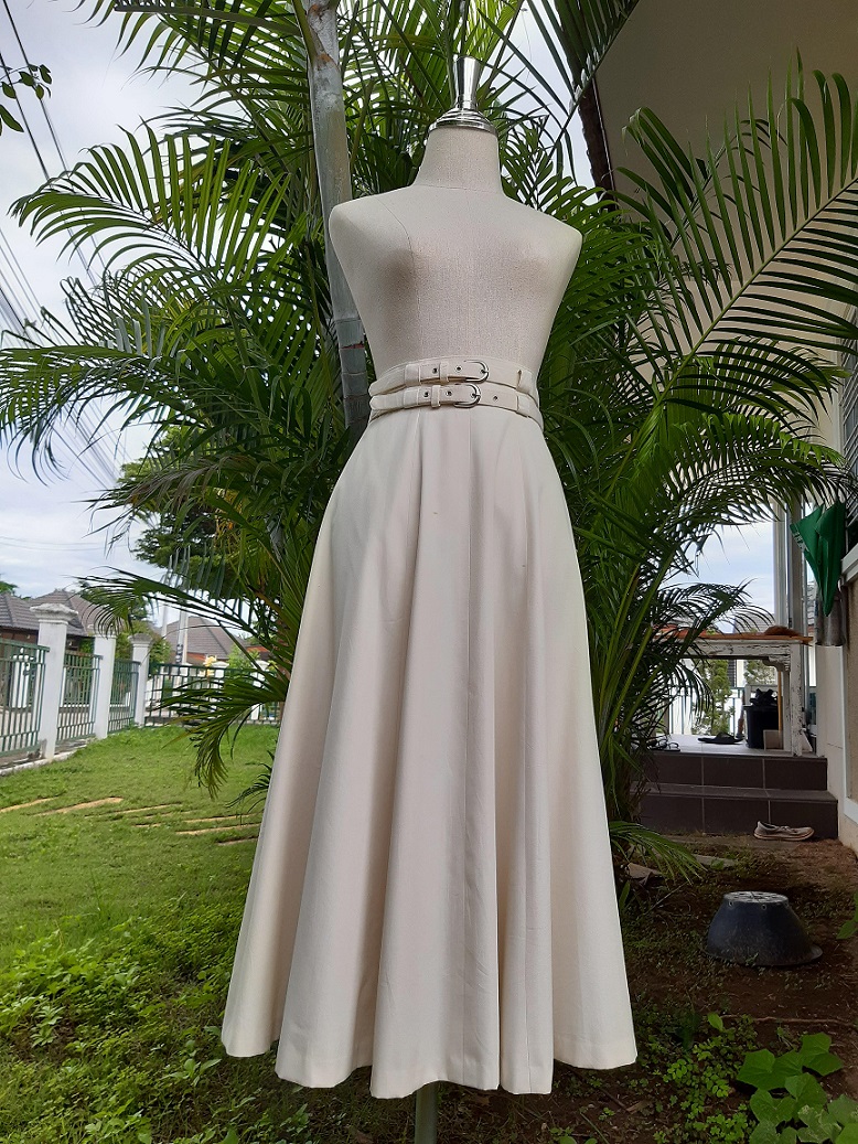 กระโปรงบานสีขาวออฟไวท์ ใส่ออกงานได้สวยๆ