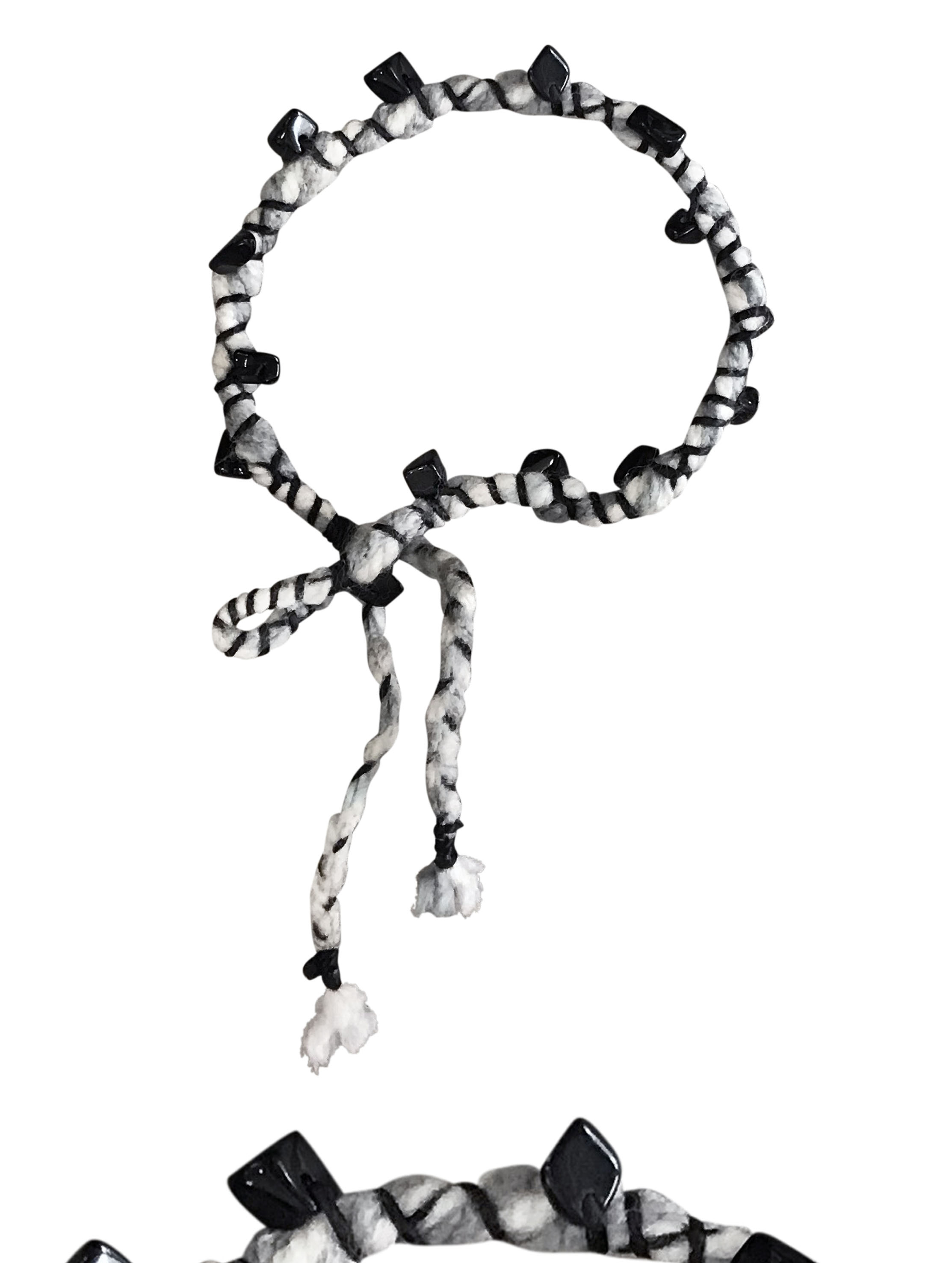 G 200080 สร้อยข้อมือ เชือกร้อยหินดำ ราคาเช่า 30 บาท ต่อ 1 วัน