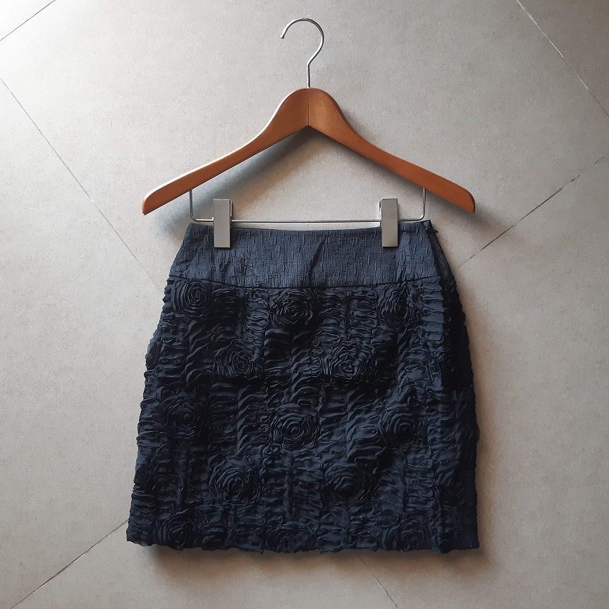 กระโปรงสั้นสีดำผ้าลายกุหลาบ (Mini skirt)