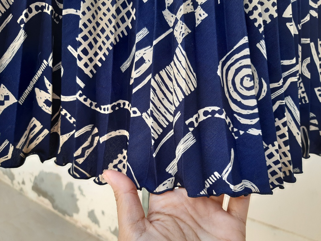 กระโปรงพลีทสั้นสีน้ำเงินเข้มลายกราฟฟิค