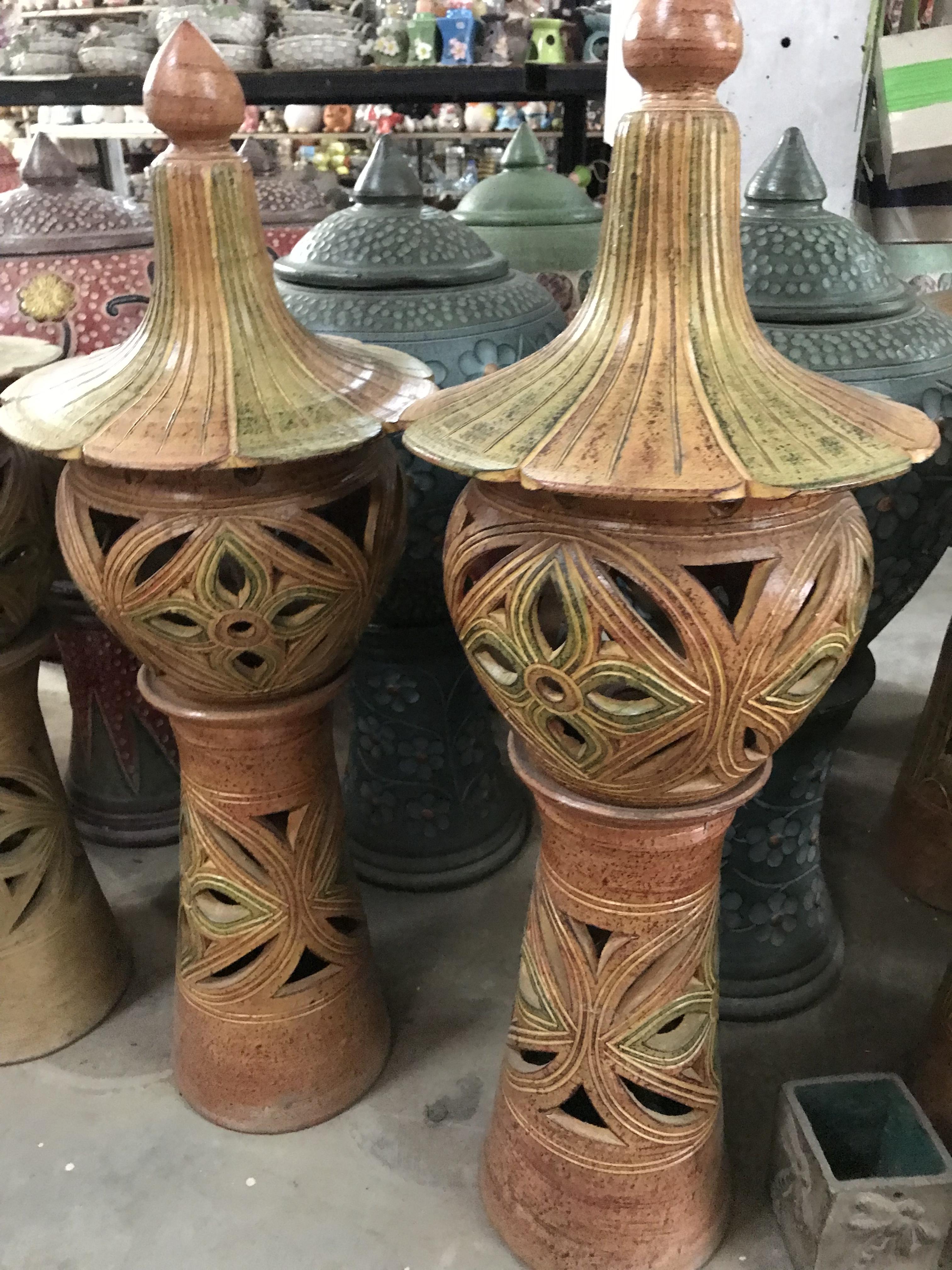 โคมไฟดินเผาทรงสูง