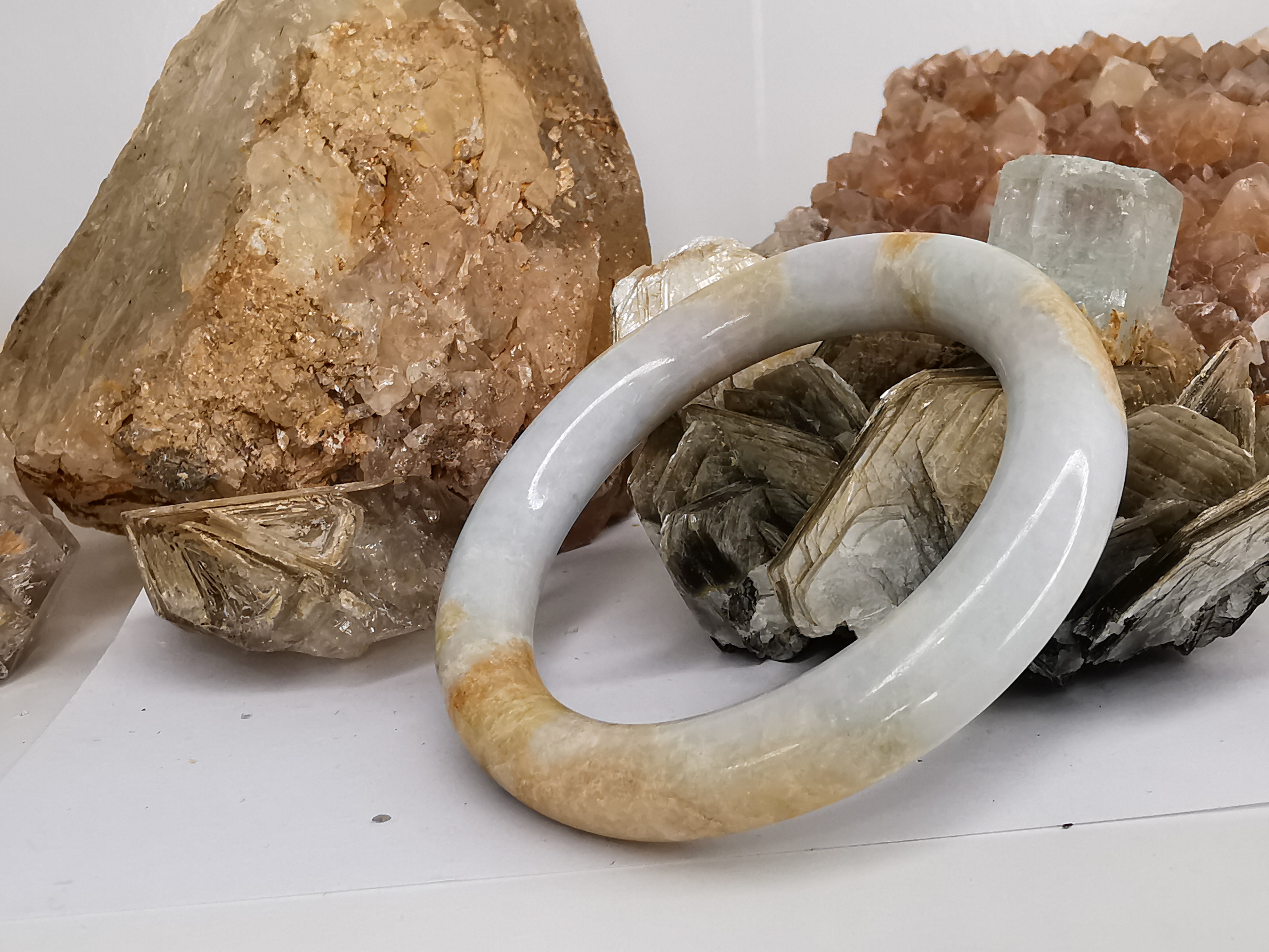 White Orange Jade Bangle กำไลหยกเจไดต์แท้ Diameter/ เส้นผ่านศูนย์กลางด้านใน 55 mm.