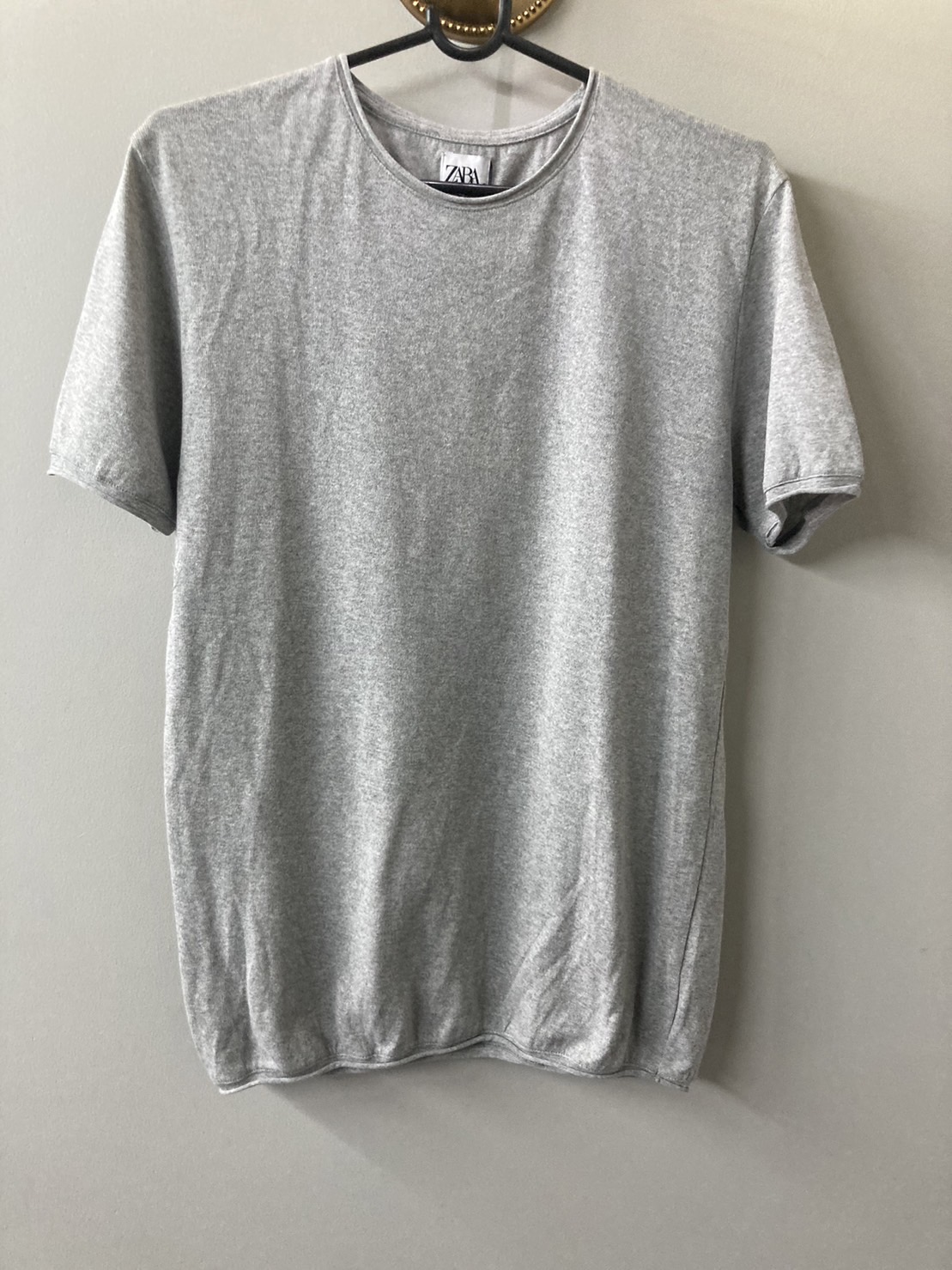 G 200022 เสื้อยืดคอกลมนิตติ้งสีเทาอ่อน Zara ราคาเช่า 50 บาท ต่อ 1 วัน