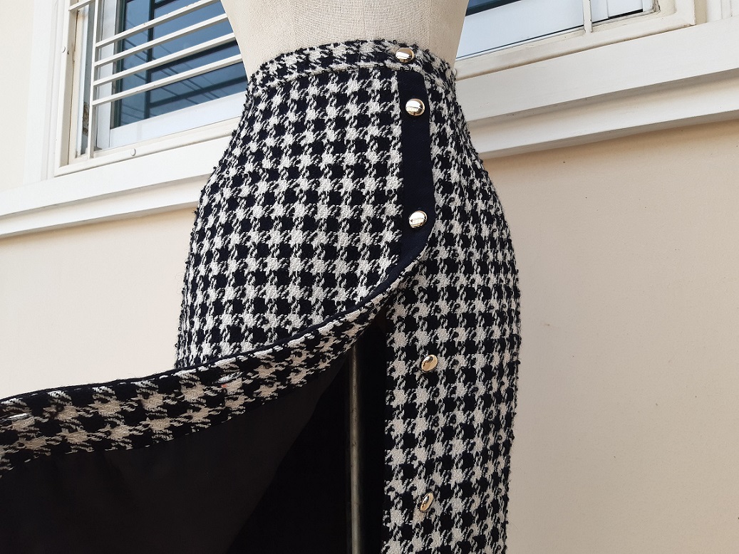 กระโปรงยาวผ้าทวีตลายชิโนริสีดำ