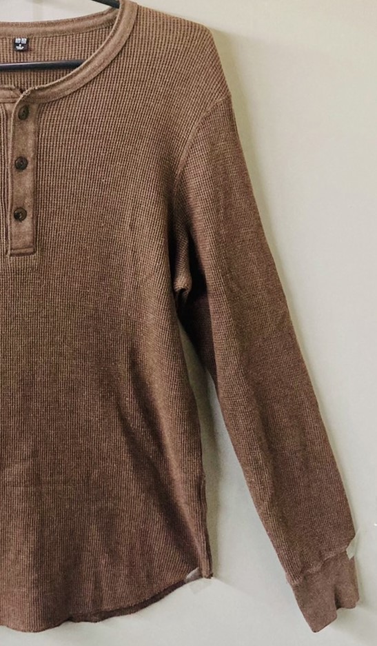 G 210332 เสื้อยืดแขนยาวคอกระดุม Uniqlo ราคาเช่า 30 บาท ต่อ 1 วัน