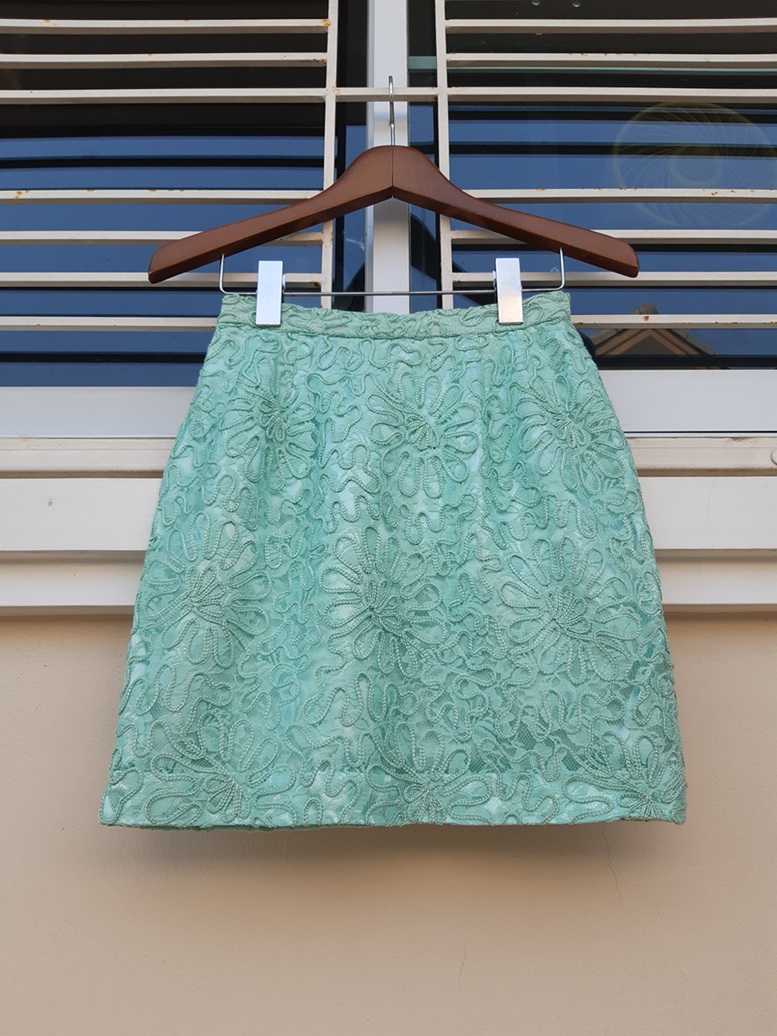 กระโปรงสั้นสีเขียวมิ้นท์ ลายดอกไม้ (Vintage skirt)