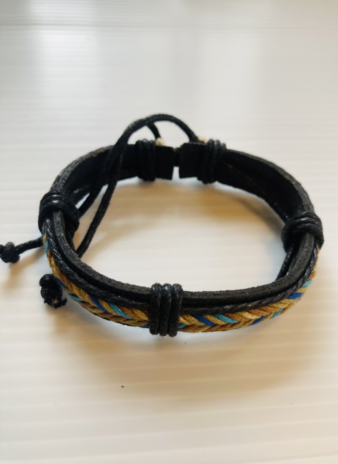 G 210287 สร้อยข้อมือหนังถัก ราคาเช่า 30 บาท ต่อ 1 วัน